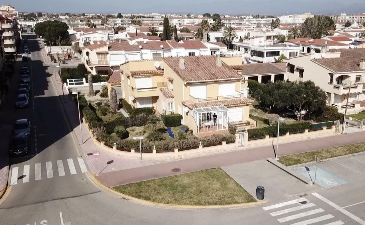 Apartament Amb Jardi A La Platja D'Empuriabrava Bagian luar foto